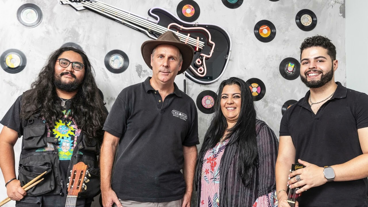 Paletos Sin Armas - The Car Chase (Official Audio)