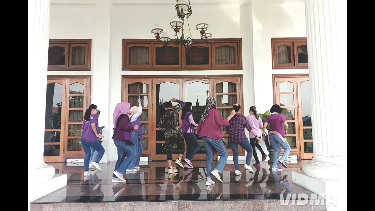 STOMP 2,3,4 Line Dance /Choreo:Rob Fowler (ES)-Nov 2025/Improver/Flamingo Line Dance 