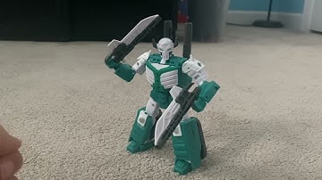Transformers Buzzworthy Bumblebee G2 universe Cybertronian Trooper review part 1
