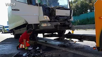 VN24 - Truck accident on A1 - Small truck hits end of traffic jam