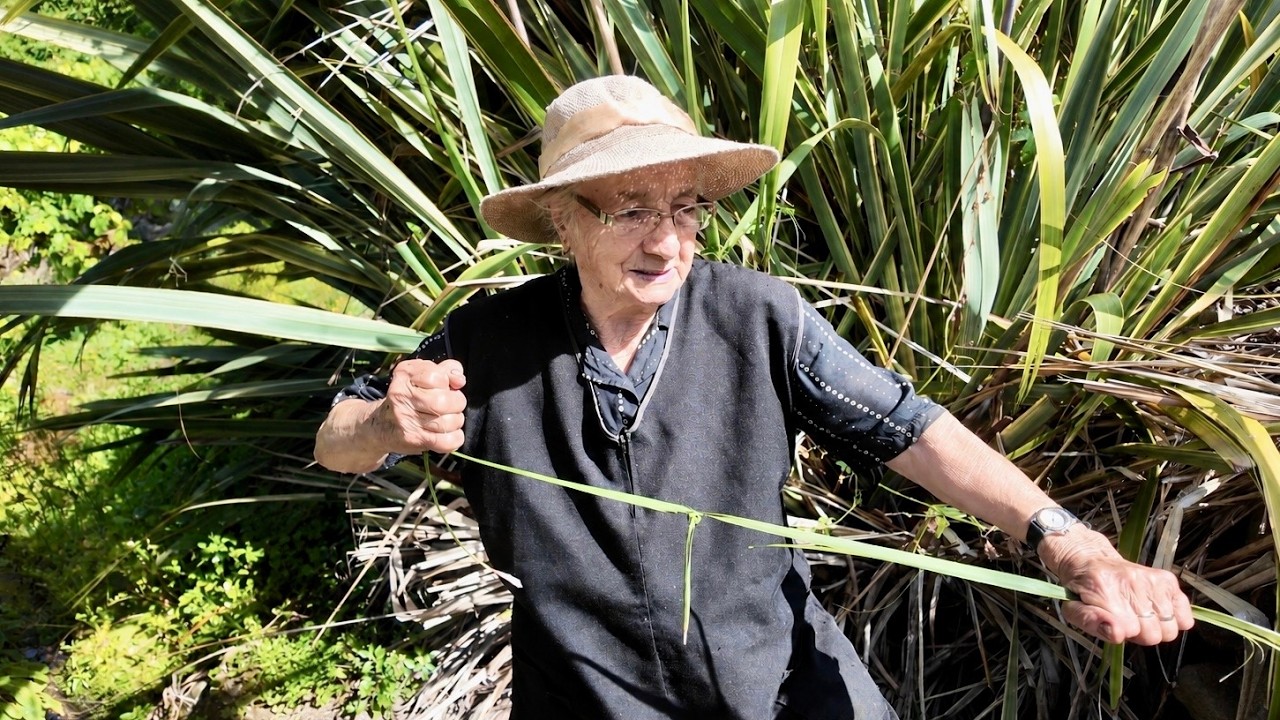 Primitive Roping #35 Making Primitive Rope from Plants & Dismantling a Wooden Frame ...