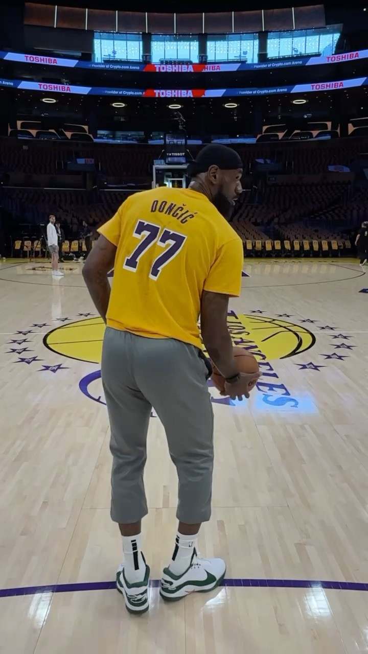23 + 77 = ? - LeBron warms up in the Luka shirt!