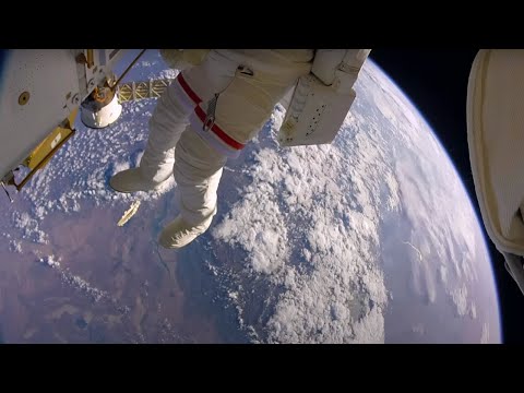 Una ripresa da brividi: astronauti al lavoro con la Terra come sfondo!