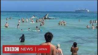 泳ぐ人たちの間近にヘリ墜落　マイアミの海水浴場