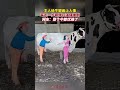 主人给牛腿画上人像,每走一步都像在演偶像剧。网友:整个牛都优雅了!