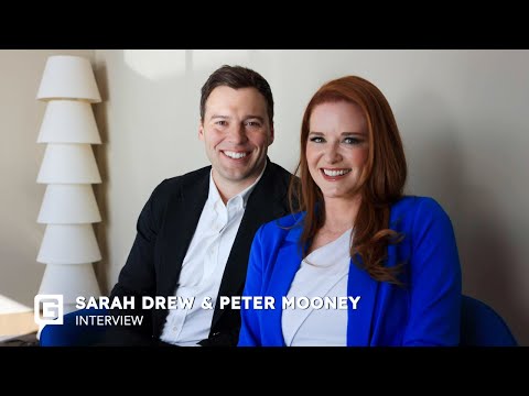 سارة درو وبيتر موني يتحدثان عن الموسم الثاني من مسلسل   مقابلة