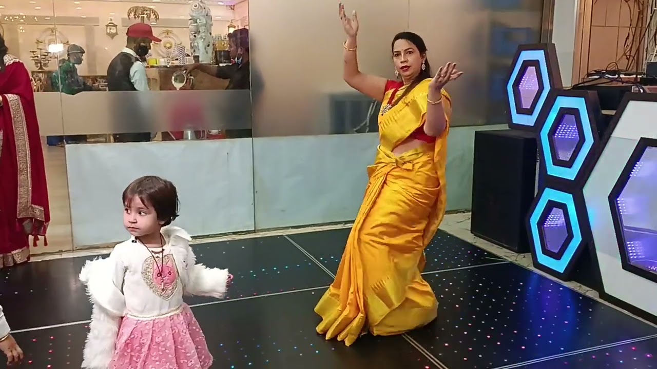 पुरवा सुहानी आई रे। महेंद्र कपूर की आवाज में पूरब और पश्चिम फिल्म का गाना पुरवा सुहानी। बरखा डांस।