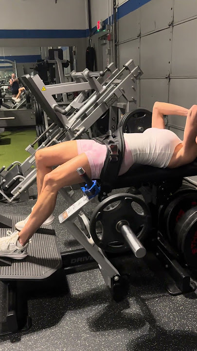 Chantel Souza single leg glute bridges #bikini #glutes #legs