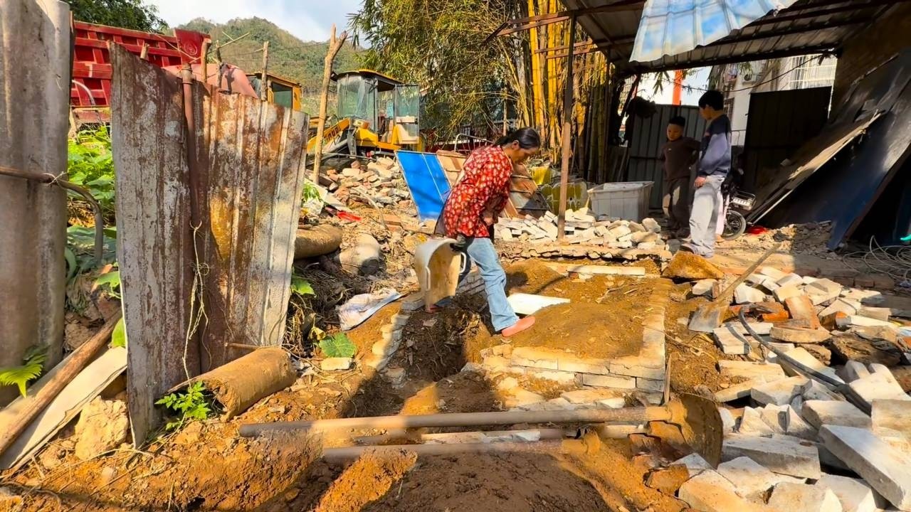 【一家七口隐居深山】房子改建了一段时间，厕所终于定位好了，孩子们都特别开心！#农村生活#vlog#山居生活