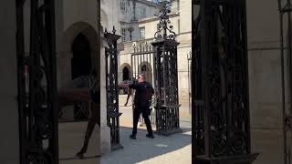 “UK heatwave hits 36°C 🌡️ Horses return at 3 PM 🐎🇬🇧”  #london
