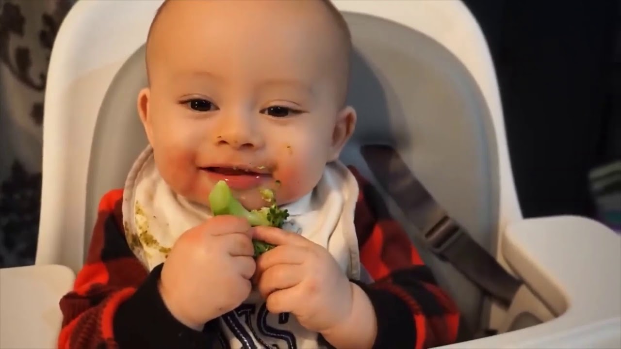 Baby isst Brokkoli, lecker !!! Baby mag grünes Gemüse :-) - YouTube