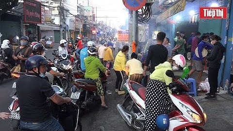 Người dân TPHCM đổ đi mua cá lóc nướng trong ngày vía Thần tài