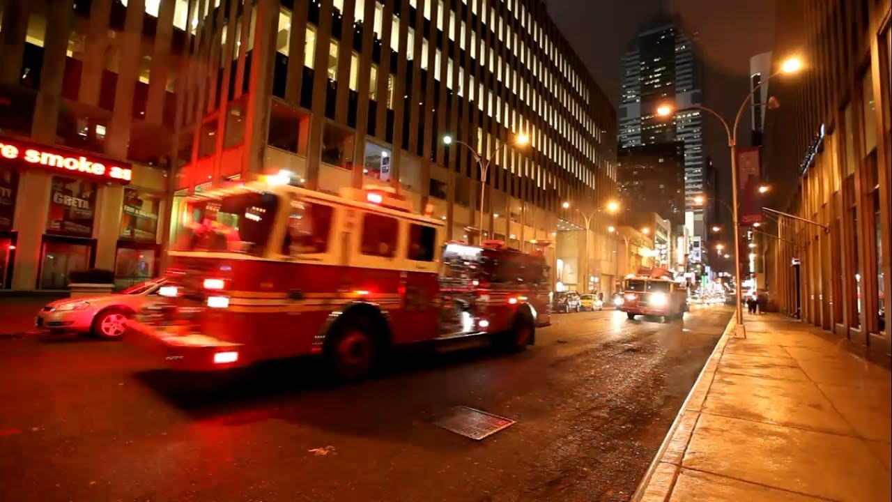 Fire Engine with sirens, NYC (Feuerwehr mit Sirene) - YouTube