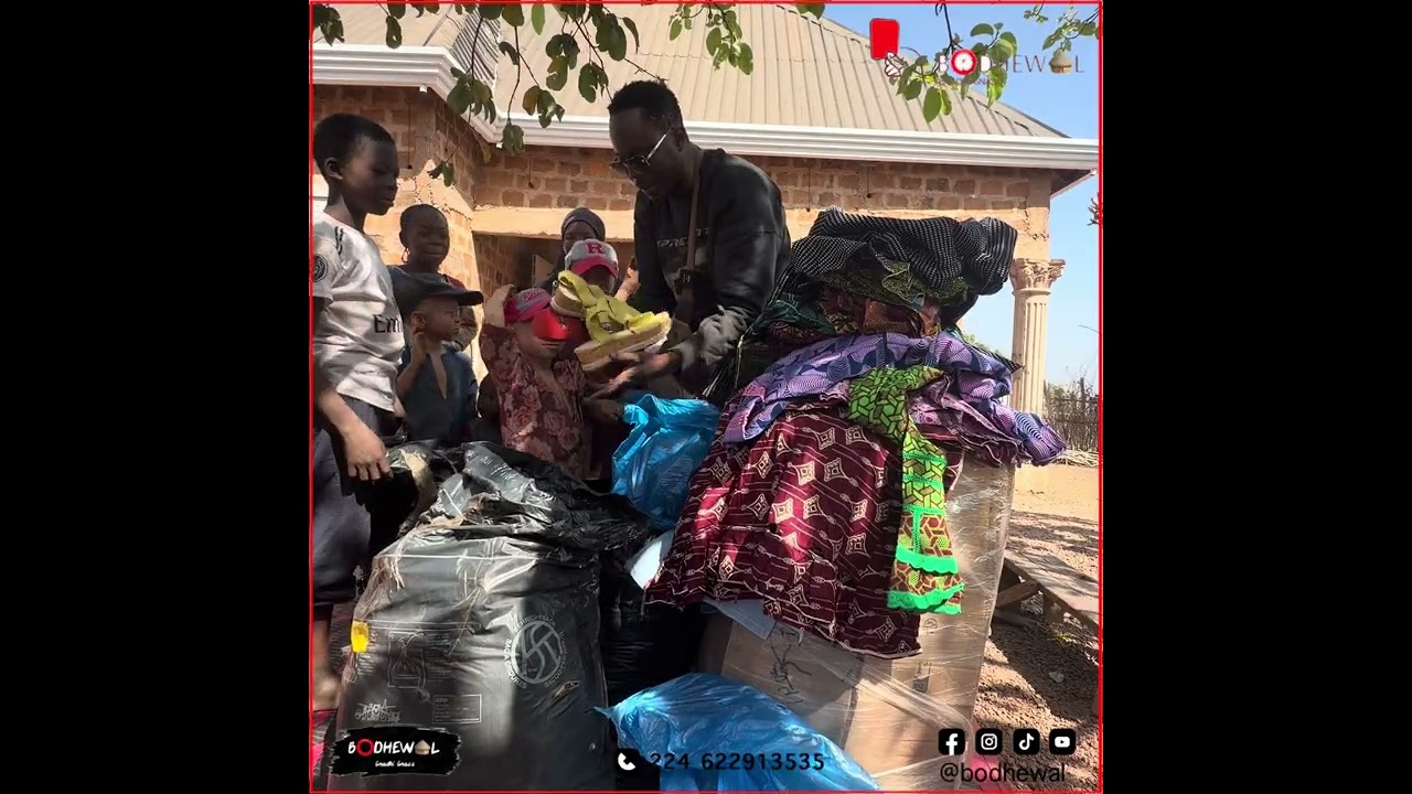 L’ONG Walidiama remet des habits à Nenan Adama Dian et famille.