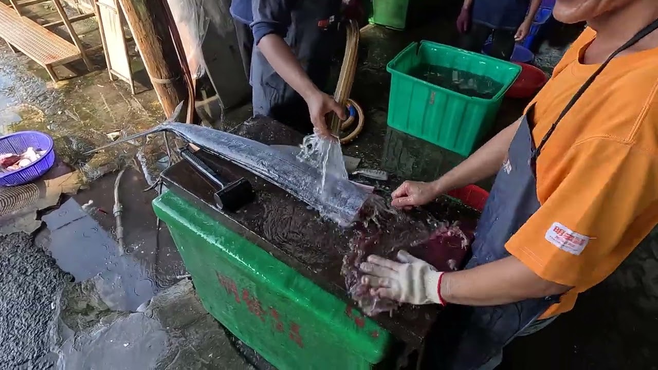 From Ocean to Plate in Minutes! Discover the Secrets of Professional Fishmongers' Efficiency at a Lo