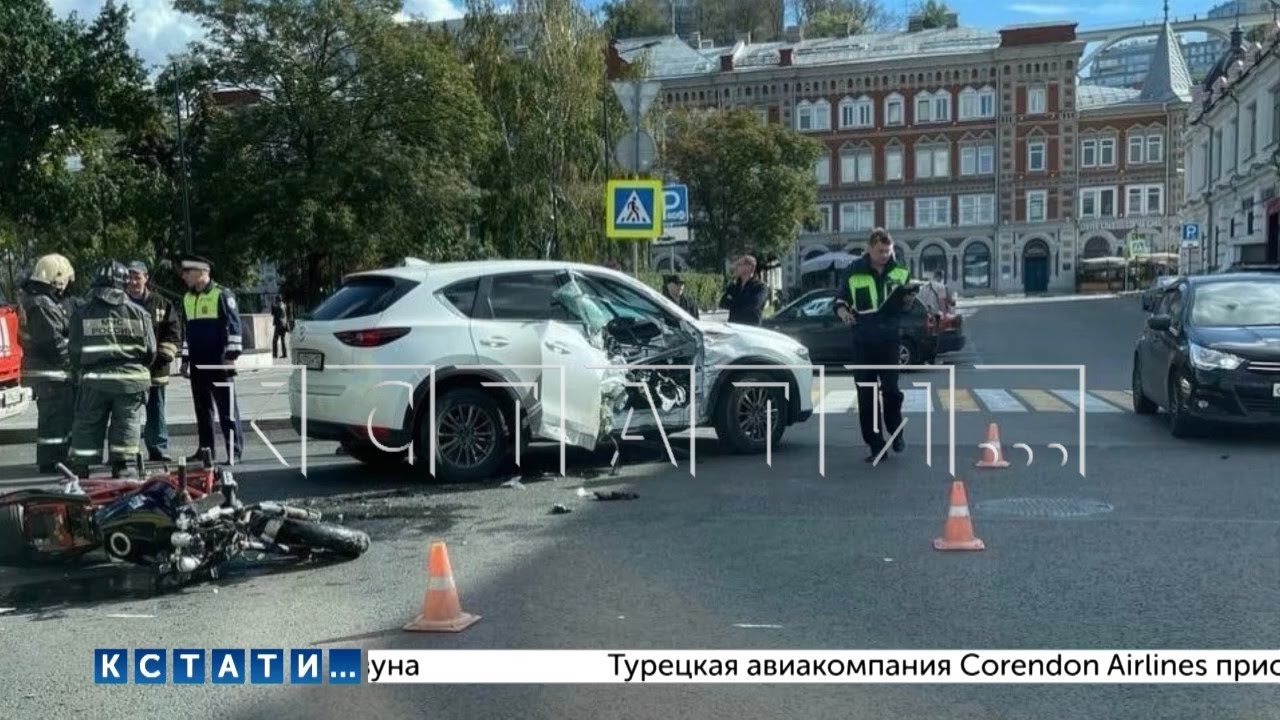 За рулем мазды красненькой