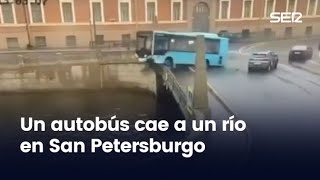 Un autobús cae desde un puente a un río en San Petersburgo