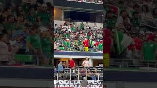 EL CHESPIRITO TOCANDO CORNETA EN EL AT&T STADIUM ANTES DEL PARTIDO ENTRE MÉXICO Y COSTA RICA.