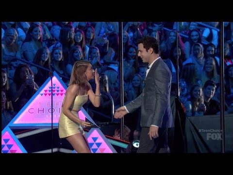 'Modern Family' star Sarah Hyland shows off singing skills during Teen Choice Awards performance