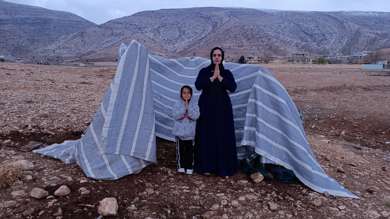 Building a shelter in snowy weather: Zahra and her little daughter in the nature of the Zagros😔😭