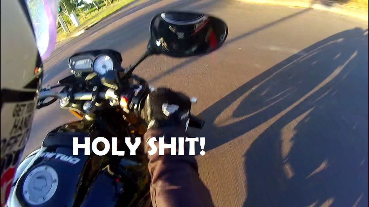 Motorcyclist Nearly Crashes Fz8 Youtube