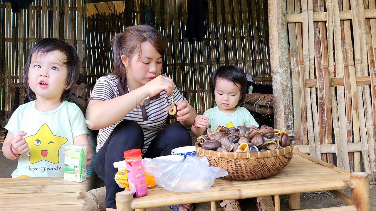 Single mother: The girl went into the forest to catch snails to eat ...
