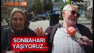 Almanya'da emekli Mehmet A Amca, eskiden hanımla beraber böyle banklarda oturmuyorduk, yeni başladık