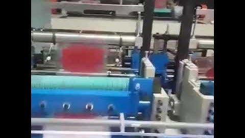 Máy cắt miệng và dán đáy bịch ni lông.