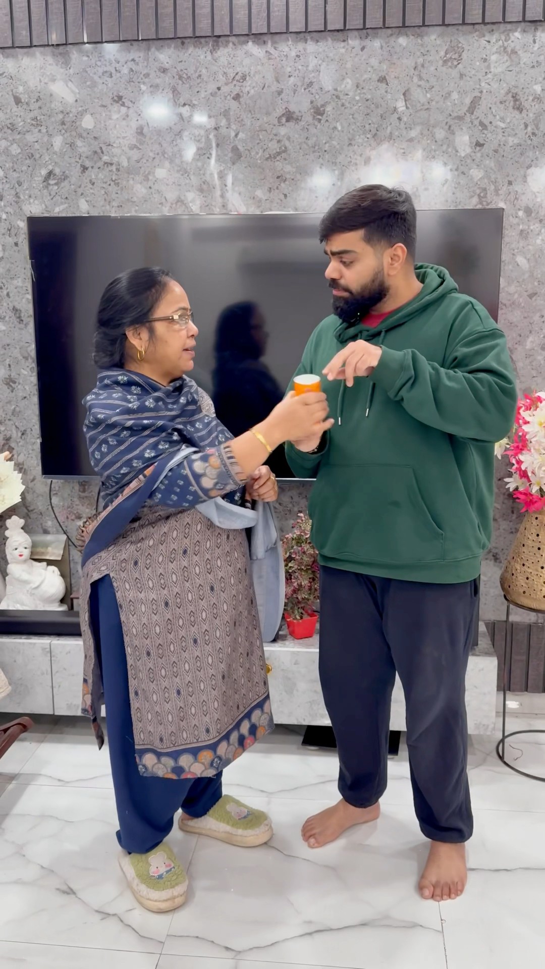 Mummy nai gaurav k haath say fanta kyu chin li #shorts #youtubeshorts #gauravaroravlogs