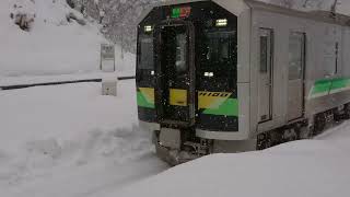 小幌駅  Ｈ１００形 発車 (警笛音量注意)