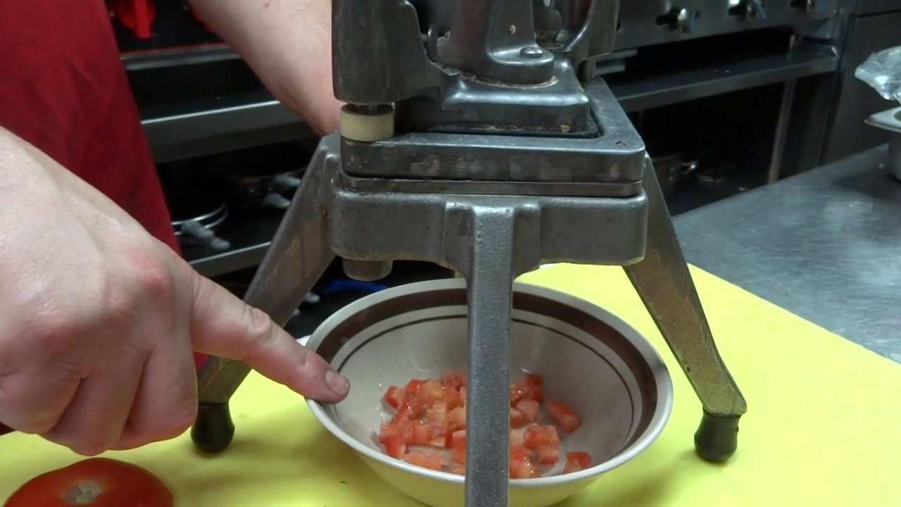 Cortando tomates en cuadritos 