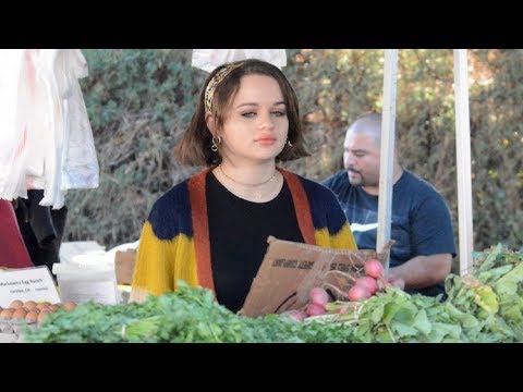 joey-king-of-'the-act'-shops-for-fresh-produce-at-the-farmer's-market