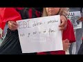 Me pankarta në duar dhe simbole Kombëtare, qytetarët protestë në Pogradec!