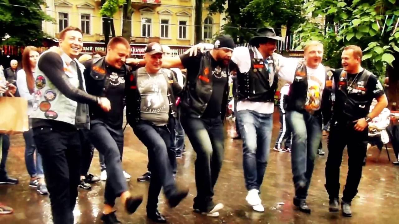 танец под мотоциклом. танцующая байкерша. байкер танцы. байкеры танцы. ежегодный фестиваль день мотоциклиста 2013 фото уссурийск.