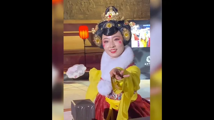 西安大唐不夜城 #不倒翁小姐姐，皮卡晨又多一競爭對手，新不倒翁小姐姐加入，@甜甜圈 笑起來真的很甜哦！ - 天天要聞