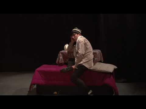 Rossiyalik pikapchilar avtobus bekatidagi qizni suratga olishdi.