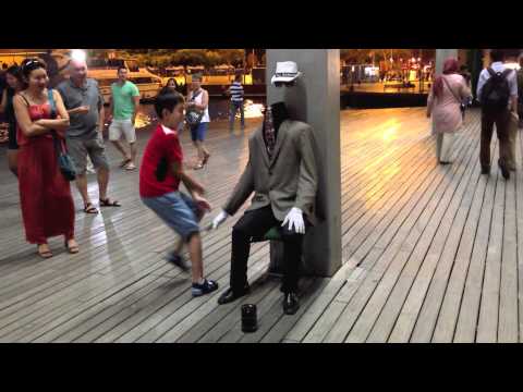 funny-video:-the-man-with-no-face-no-head-in-barcelona.-headless-man.-super-prank-!!