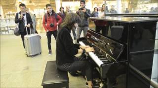 Chica toca Bohemian Rhapsody en piano de Elton John