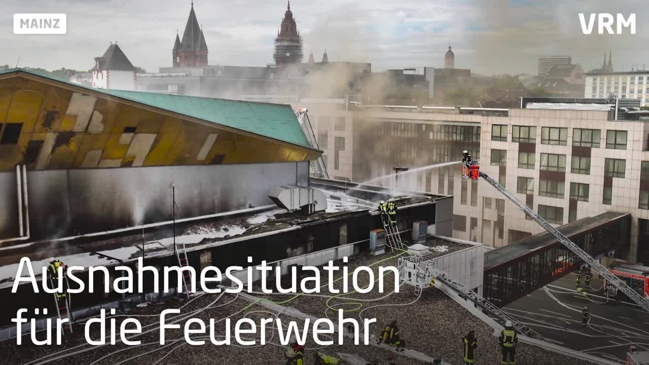 Rheingoldhallenbrand: Feuerwehrleute blicken zurück