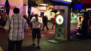 Stupid Man, Idiot, Fool Hurt Himself In Boxing, Integration, Dummer Ausländer, Verletzungen