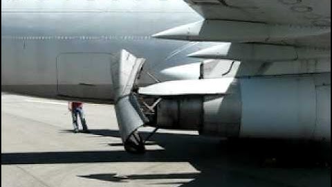 737 thrust reverser
