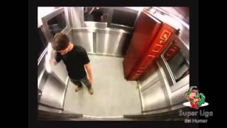 Camara Oculta: Ataud en ascensor/Hidden Camera: coffin lift