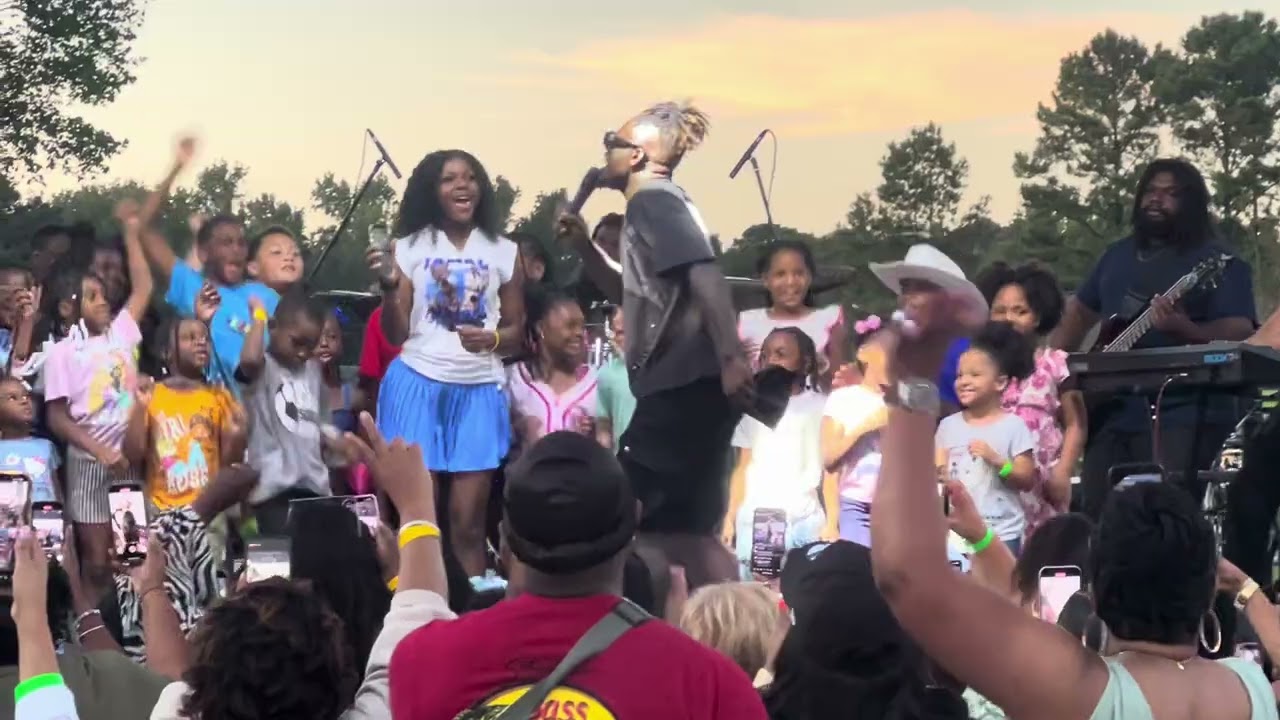 Jamal Robert’s loves the kids he brought them on stage and they was super excited 