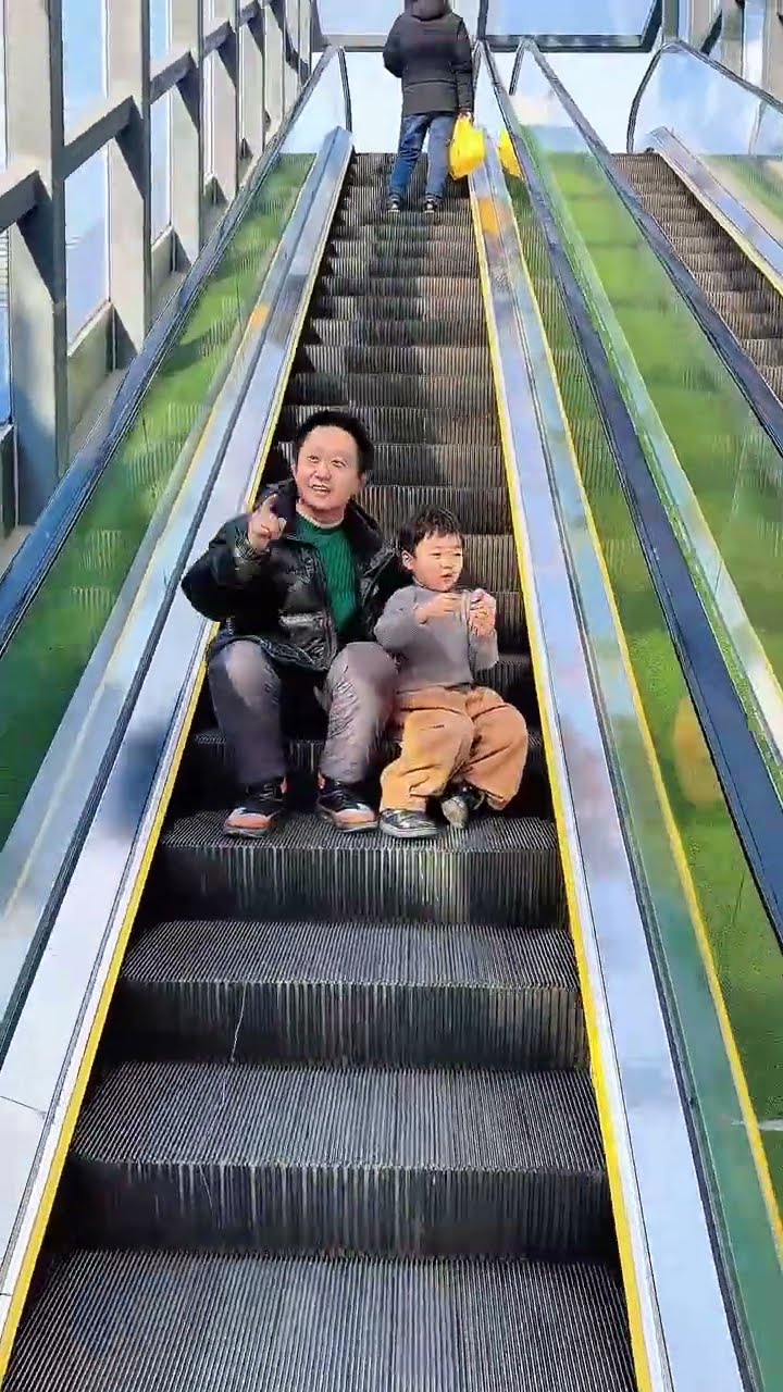 爸爸带娃花样百出，坐电梯是这样“坐”的吧！#Cute baby#Cute#呆萌小米宝#聪明宝宝#萌娃