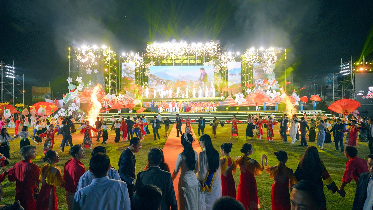 CHOÁNG NGỢP TRƯỚC LỄ KHAI MẠC LỄ HỘI HOA BAN ĐIỆN BIÊN MÀN TRÌNH DIỄN ẤN TƯỢNG GIỮA NÚI RỪNG TÂY BẮC