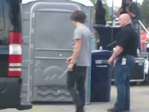 Harry Styles Irish dances while waiting for toilet!(ORIGINAL)