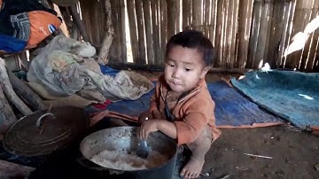 Em bé nghèo khổ không có đồ ăn để ăn