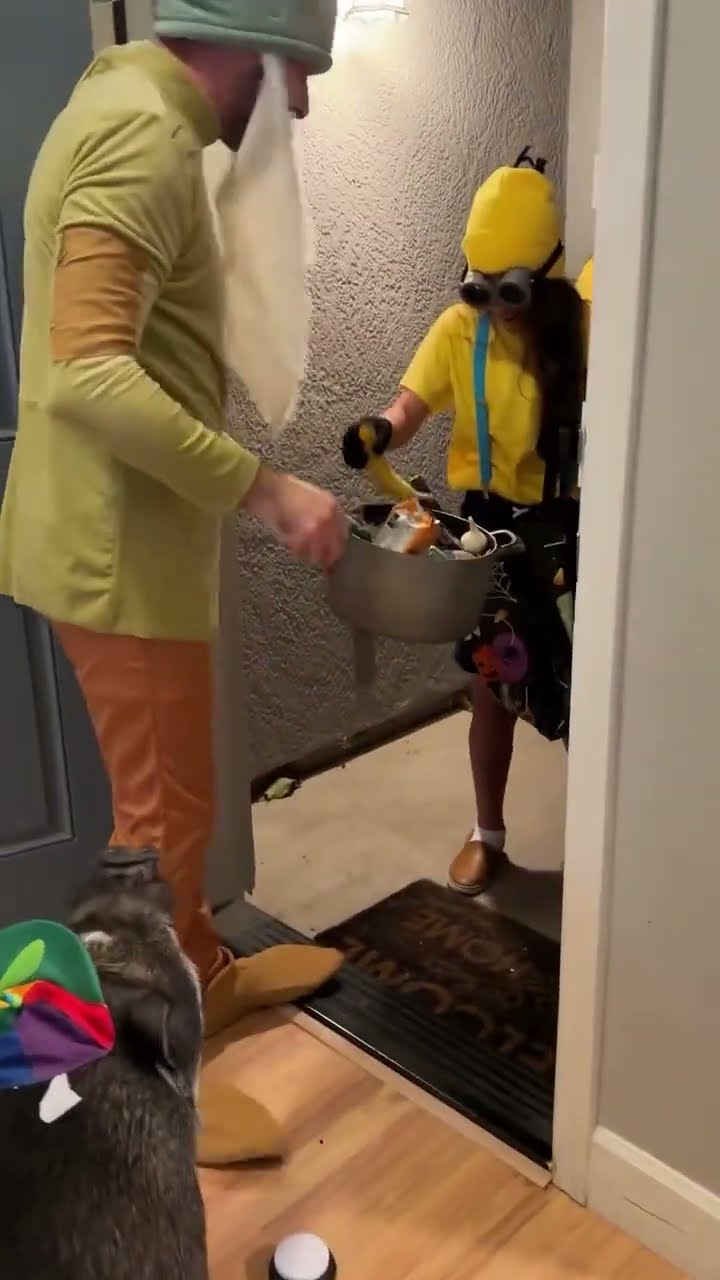 Merlin the Pig Greets Trick-or-Treaters || ViralHog