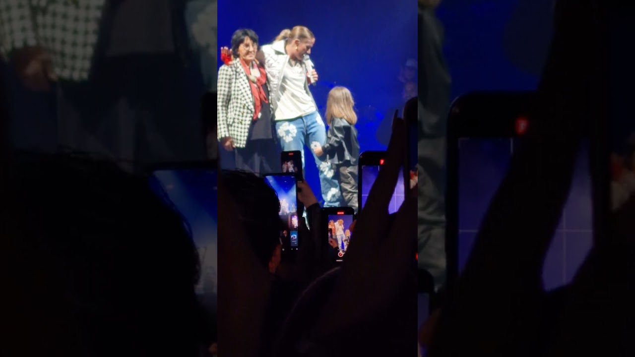 Loredana - HANA (Wifey Tour 2023 in Zürich) Loredana holt ihre Tochter und ihre Mutter auf die Bühne