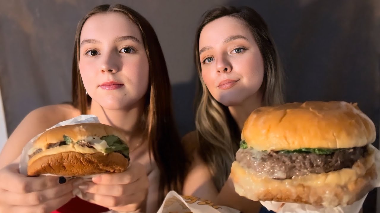 HAMBÚRGUER ARTESANAL MUKBANG BRASIL COM A MINHA IRMÃ | CAMILE ASMR